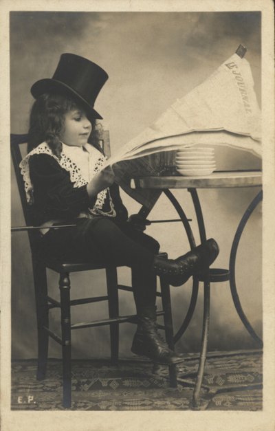 Ragazzo che legge un giornale da French Photographer